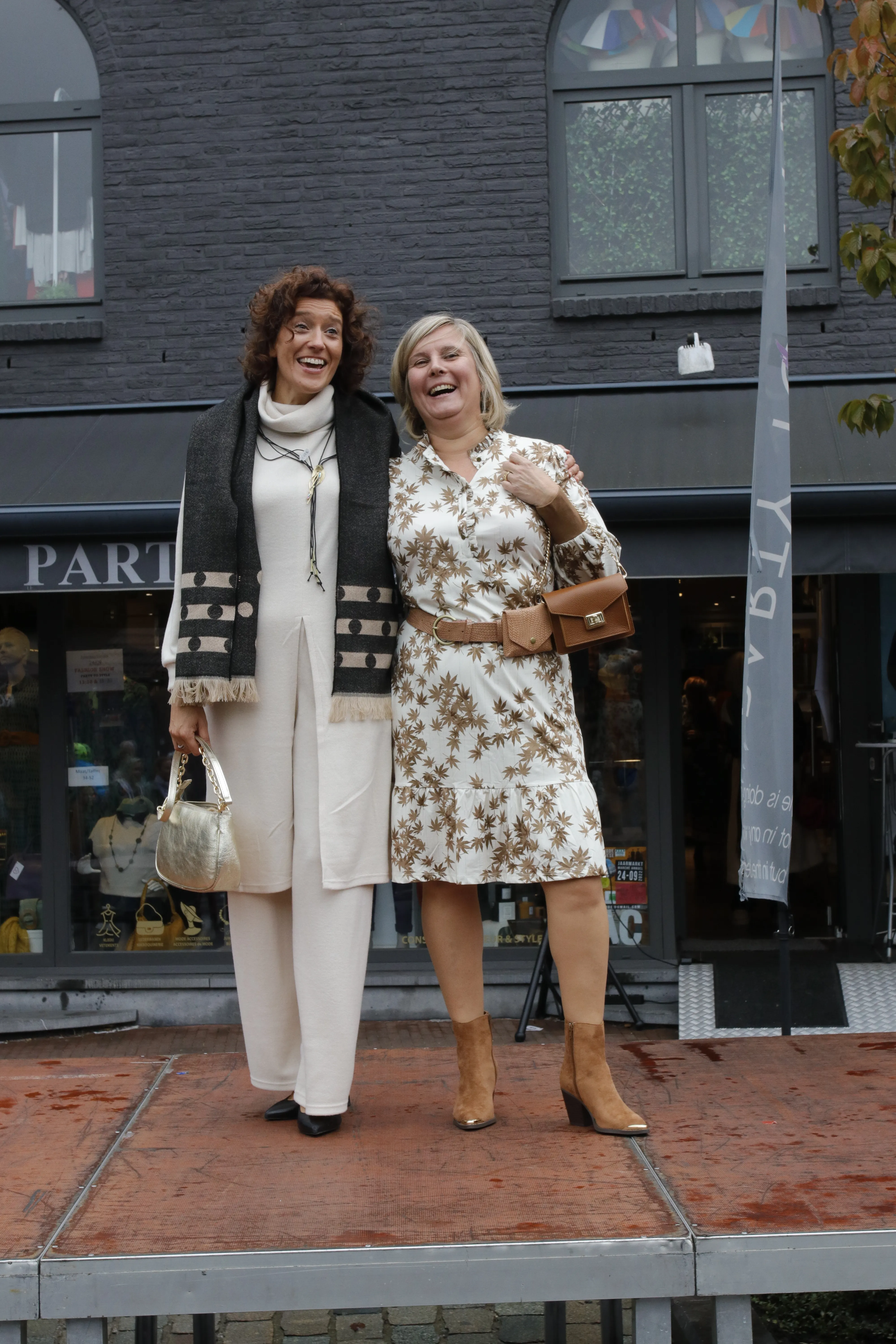 mensen aan het poseren op een podium op de Jaarmarkt van Rode
